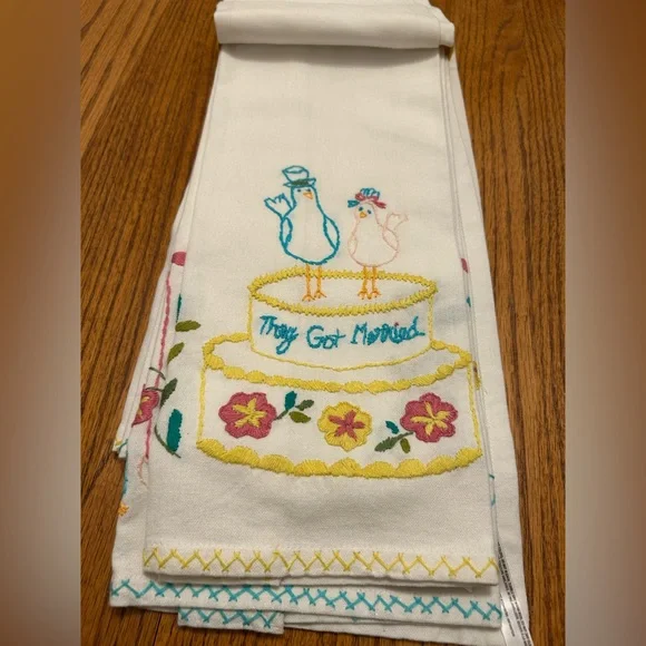 NWT Anthropologie Floral Embroidered Towels - Picture 3 of 10